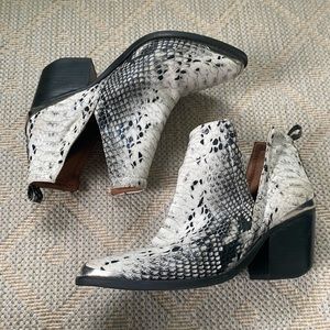 NWT Jeffrey Campbell Heeled Booties